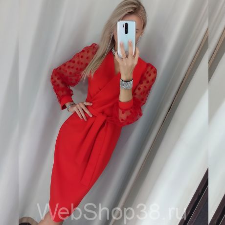 Красное платье с рукавами из сетки в горох и поясом