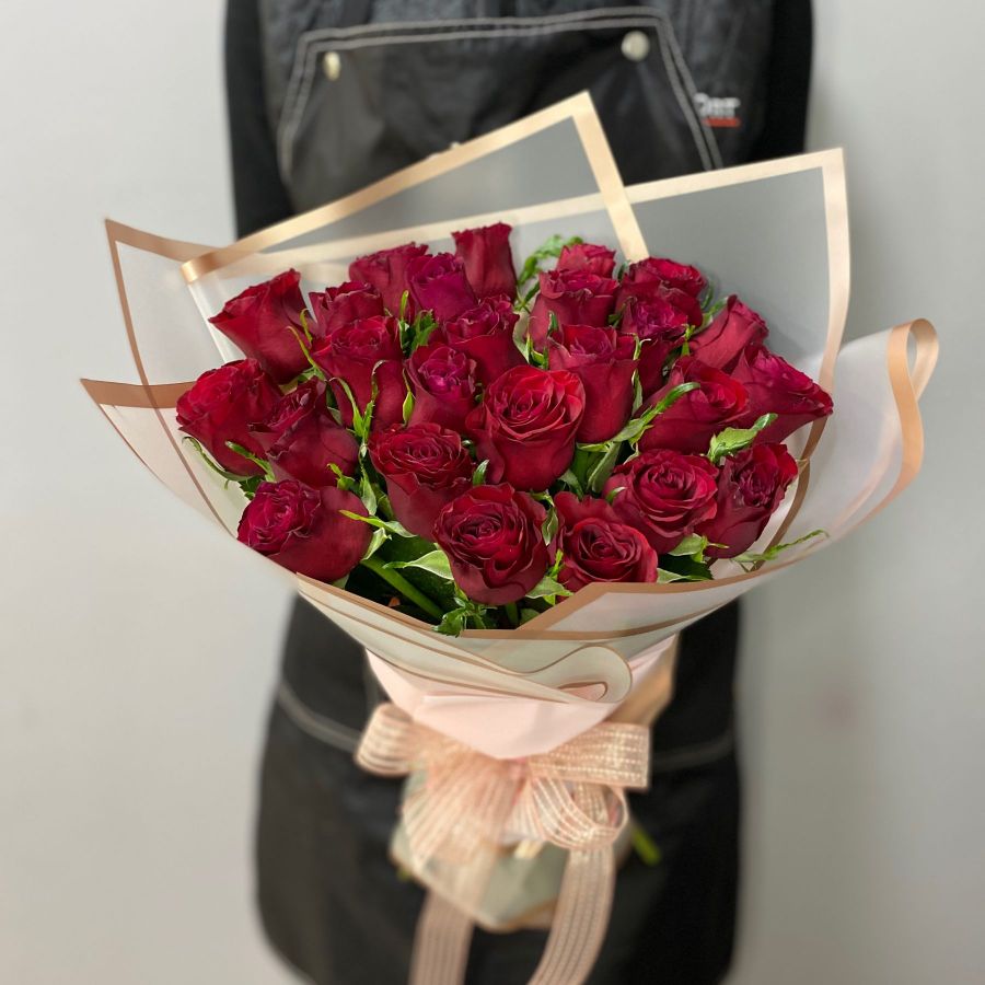Розы Кения Акция красные в стильной упаковке от 15 шт