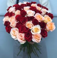 51 роза Эквадор красно-персиковый микс