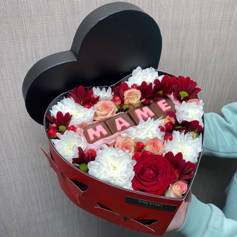 Красное сердце с шоколадными буквами "Маме" (заказ за день)