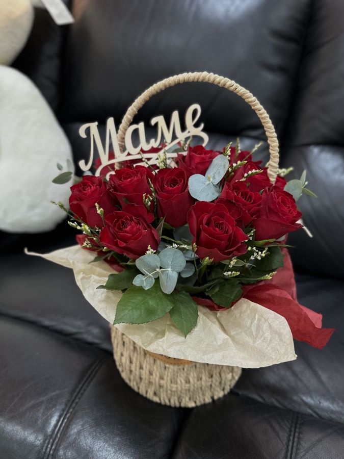 Корзинка для мамы из премиальной Кенийской розы (40см)