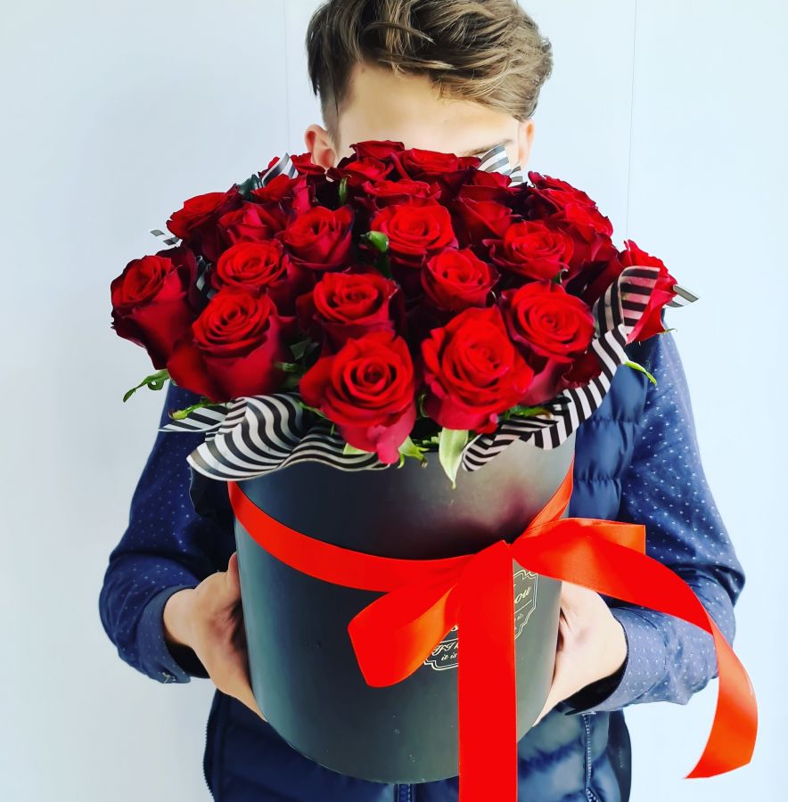 25 красных Элитных роз в черной шляпной коробке