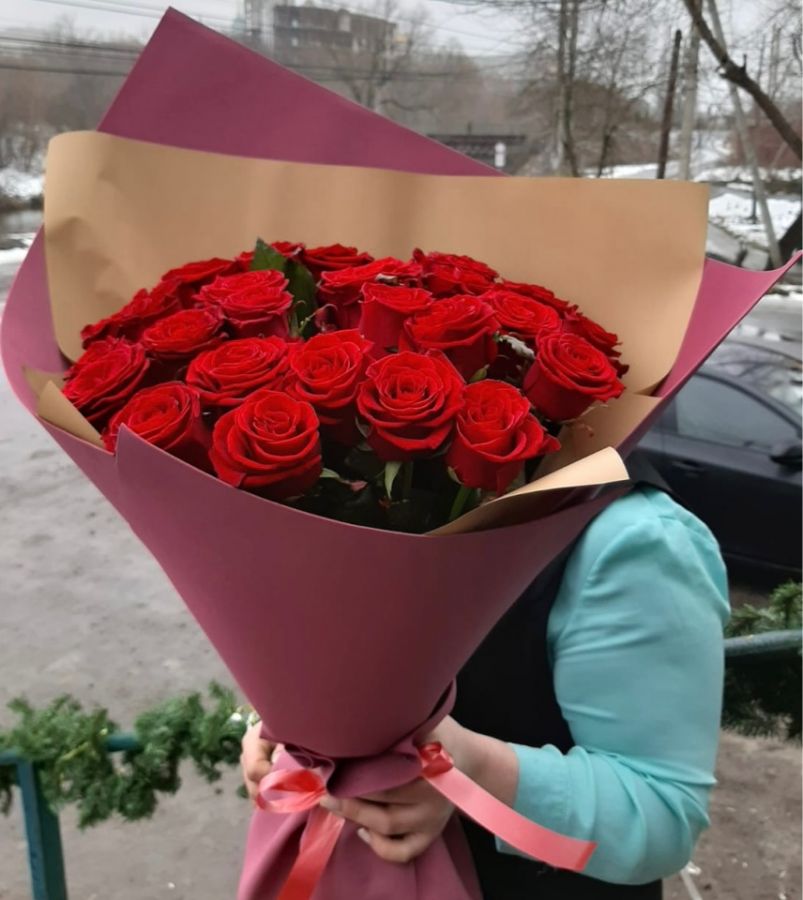 25 роз красных в упаковке