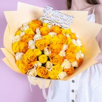 75 оранжево-белых роз для мамы с топпером