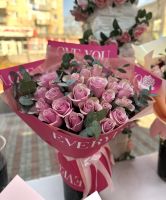 Букет розовых роз с эвкалиптом в оформлении