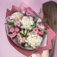 Авторский букет с альстромерией и французскими розами