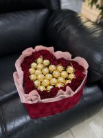 Сердце из красных роз и конфет Ferrero