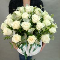 35 белых роз в шляпной коробке "Изысканная элегантность"