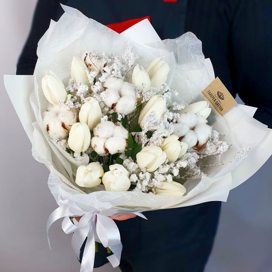 Белый зимний букет с тюльпанами