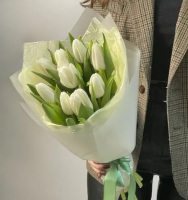 Белые тюльпаны в двойной упаковке
