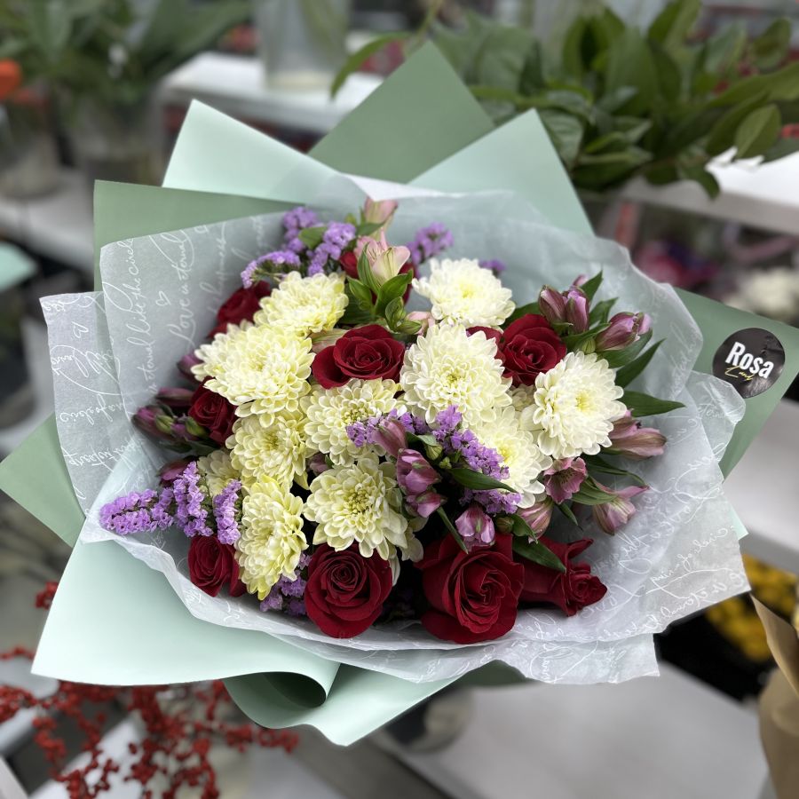 Сборный букет из хризантемы, розы и альстромерии