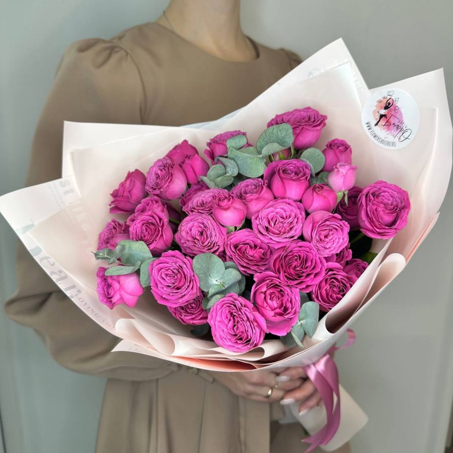 Моно букет Малиновых кустовых роз с эвкалиптом