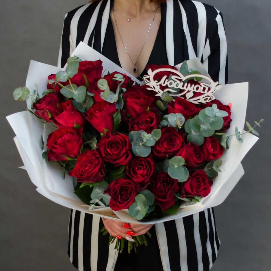 Монобукет из 25 красных роз с эвкалиптом "Букет влюбленных"