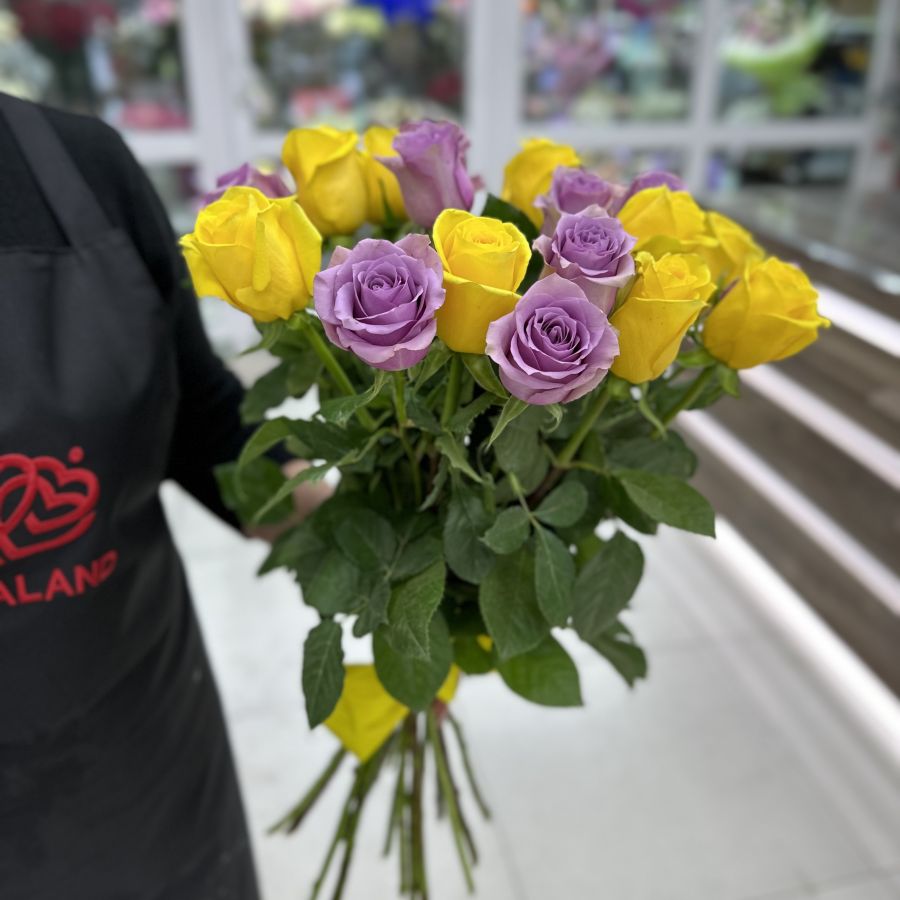 Микс жёлтой и лавандовой Эквадорской розы (50см)