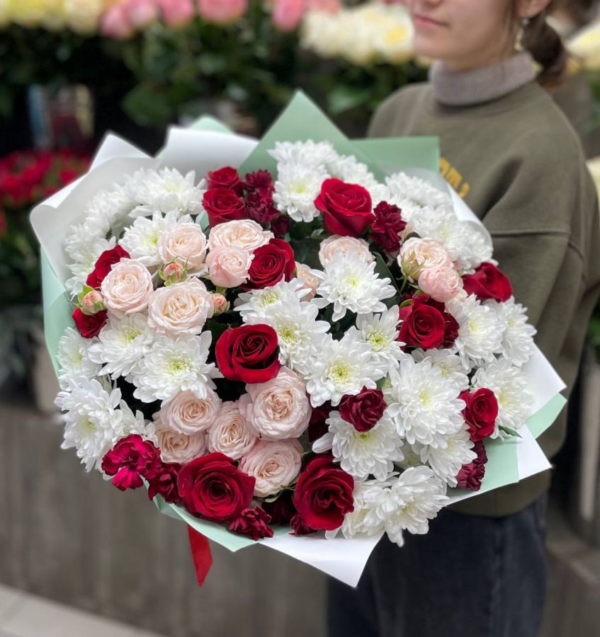 Сборный букет с хризантемами и розами