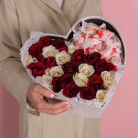 Сердце с красно-белыми розами и конфетами