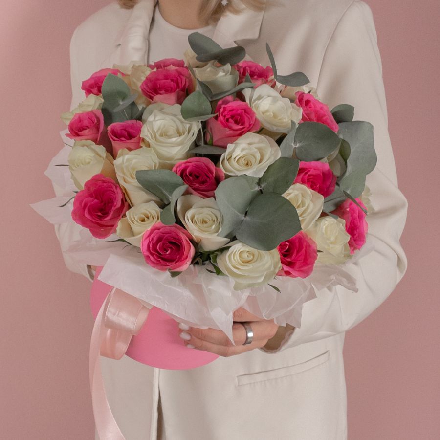39 розово-белых роз в шляпной коробке