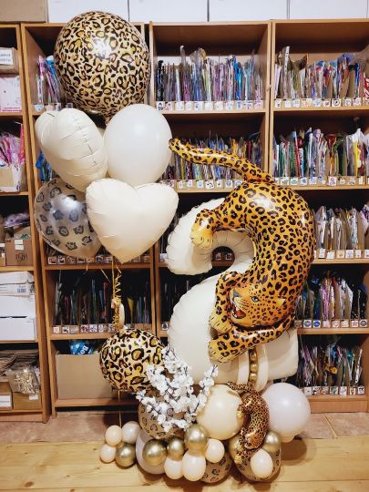 Каскад Леопард с цифрой из воздушных шаров
