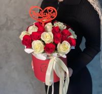 Розы в шляпной коробке с топпером (на выбор)