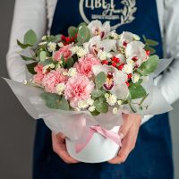 Белая орхидея с розовыми диантусами в шляпной коробке