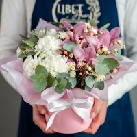 Розовая орхидея с белыми диантусами в шляпной коробке