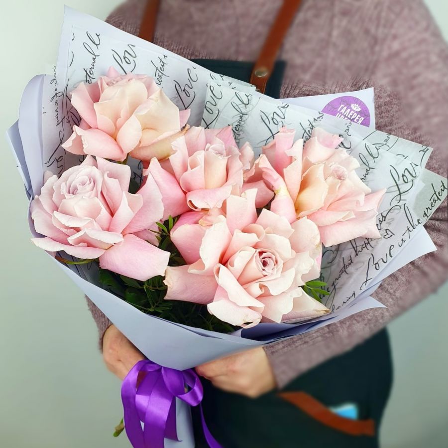 5 дымчато- розовых французских роз