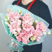 Нежный букет французских роз и лизиантусов