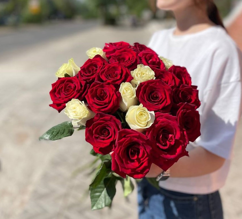 Акция!  Розы микс (от 25 шт) белого и красного цвета
