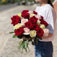 Эквадорский микс, белые, красные и нежно-розовые розы (от 11шт)