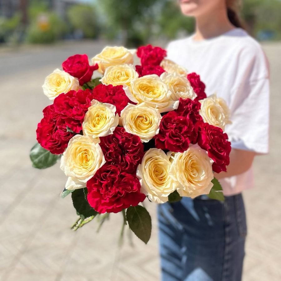 Пионовидные, красные и белые розы (от 11шт)