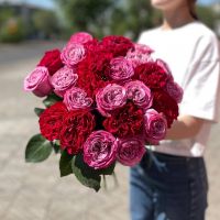 Пионовидные, розово-сиреневые и красные розы (от 11шт)
