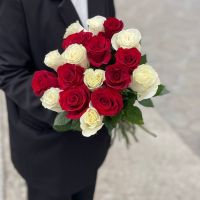 Красные и белые розы Эквадор (от 11 шт)