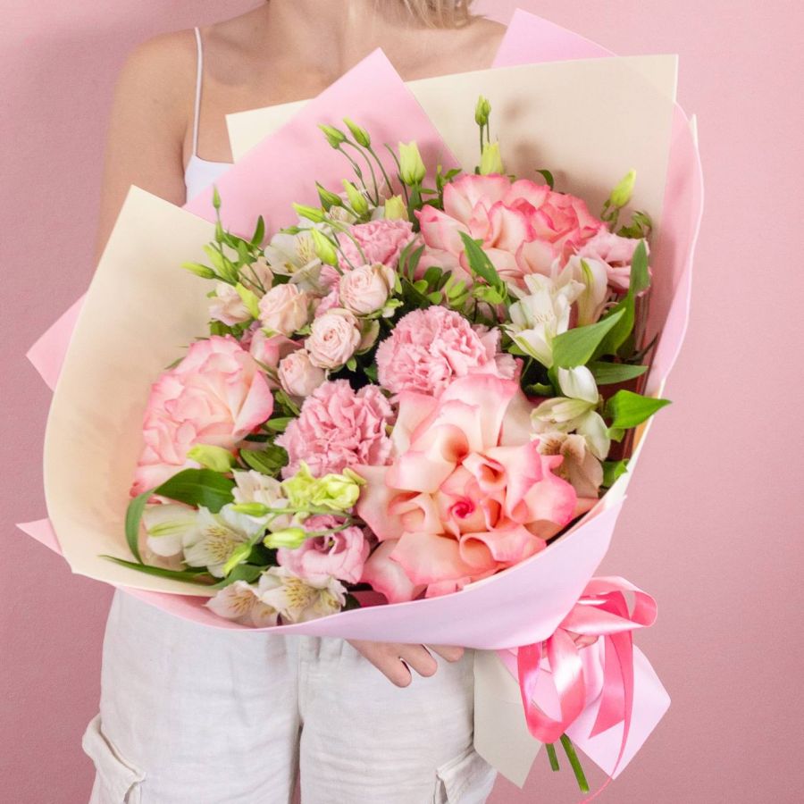 Авторский букет с кустовыми розами в розовых тонах