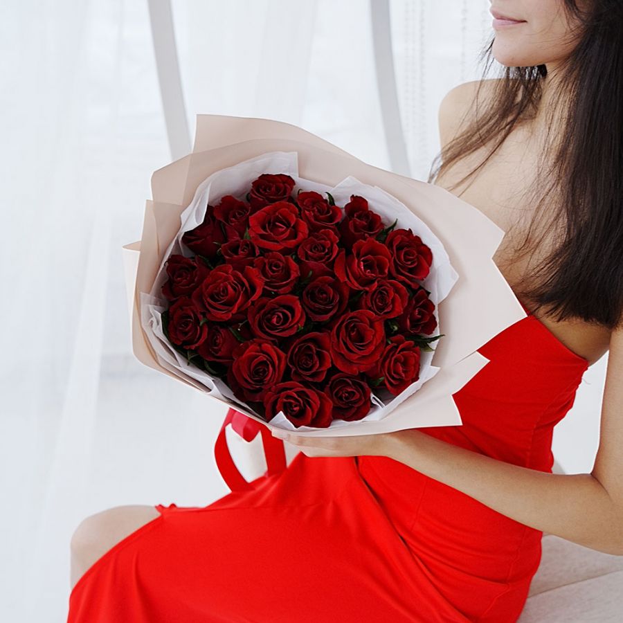 Красные розы в бежевой упаковке
