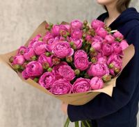 Букет из 11 кустовых пионовидных роз в упаковке