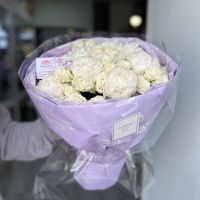 Wow-букет с белыми пионами и кустовой розы