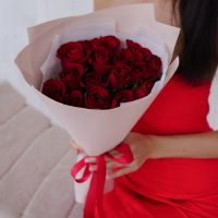 Красные розы Родос в бежевой упаковке